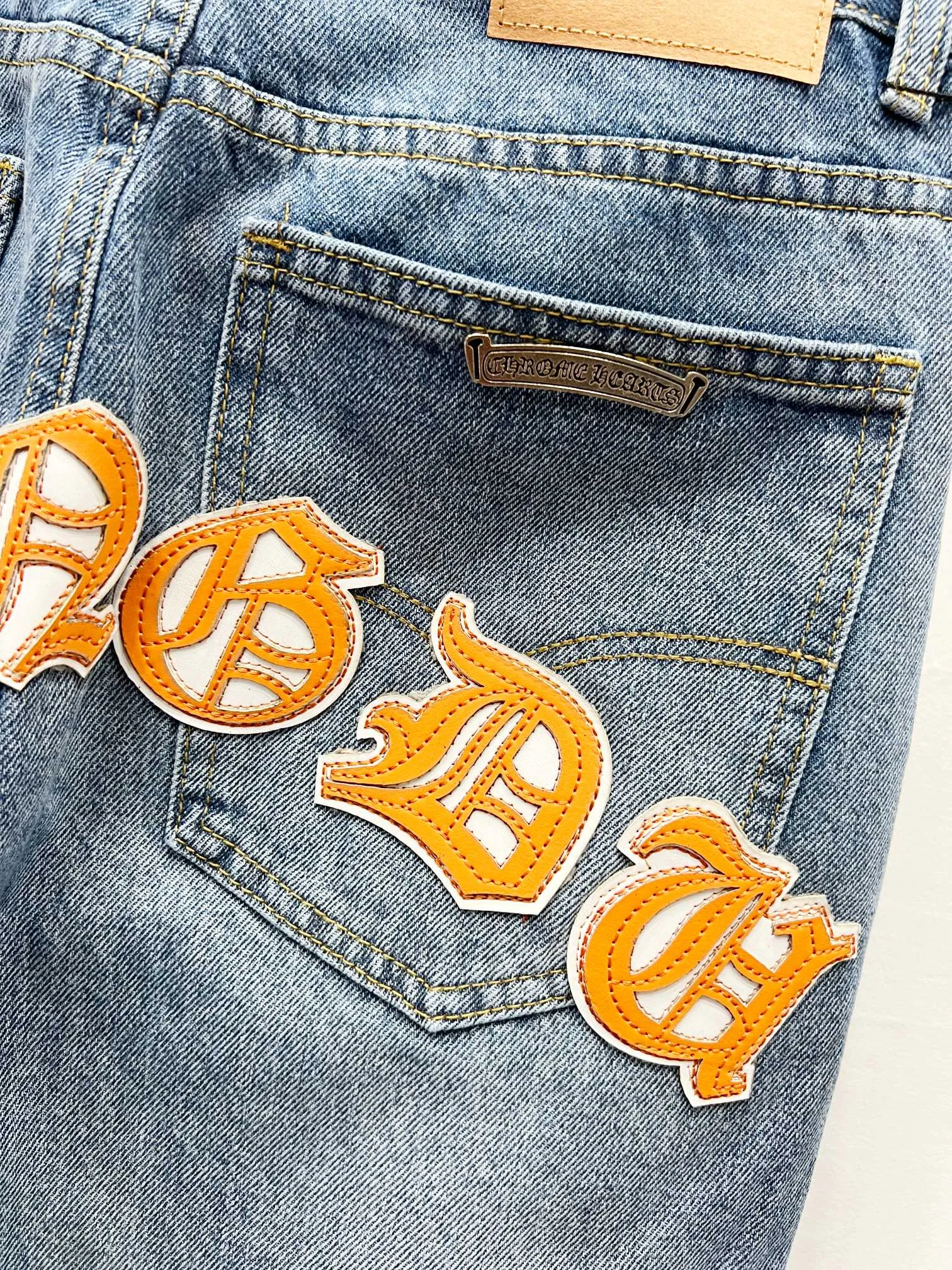 P260 Style No.: (K550) Chrome Hearts & CH city limited series Sanskrit cross patch leather jeans need to be washed and then disassembled and hand-stitched with sheepskin cross leather and then spliced ​​together to complete. The whole process is too complicated to explain. The texture can be seen in the hand, and it looks good. The styles with different washed textures are very friendly to people with thin legs and thick legs. The straight version is very flattering to the leg shape. The moderate length is timeless and can be matched easily and casually. It is the basic styling foundation for various styles and is a must-have in the wardrobe! The fabric is stiff but also makes the upper body soft without losing texture. The washing process is even more perfect. It is a must-have item for everyone! ! ! Washed wheat, hang tag, pants label, three labels are complete, the upper body effect is particularly stiff and stylish, super stylish, same style for men and women - Color: orange and orange Size: 28 30 32 34
